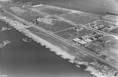 2004-7127-1-TM-3 Luchtopnamens van de Sluisjesdijk, lege bedijfsterreinen in 1947. Van boven naar beneden:-1-2-3