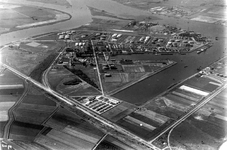 2004-7153 Luchtopname van de 1e Petroleumhaven en de Shell Raffinaderij, boven de Nieuwe Maas en links de Oude Maas.