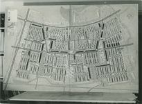 2004-7585 Diverse maquette-ontwerpen van Zuidwijk met winkelstraat de Slinge, ca.1950-1957. Getoond wordt no. 1 uit een ...