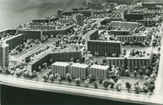 2004-7590 3 foto's van maquette omtrent de wijk Ommoord, ca. 1962.