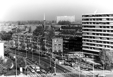 2005-10008 Overzicht op de omgeving van de wijk Blijdorp met de Statenweg en op de achtergrond de Statensingelkerk en ...