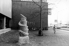 2005-10026 Weena ter hoogte van het Bouwcentrum staat het abstracte plastiek van Piet van Stuyvenberg.