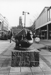 2005-10031 De Lijnbaan ter hoogte van het beeldhouwwerk Spelende beertjes van de Noorse beeldhouwster Anne Grimdalen. ...
