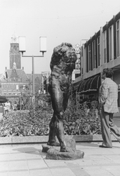 2005-10034-TM-10036 het bronzen beeld L'homme qui marche van Auguste Rodin:Van boven naar beneden:-10.034: Op de ...