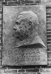 2005-10060 Een plaquette oftewel gedenkplaat, van Ir. Cornelis van Traa ( 1899-1970 ), aan muur van pand aan het ...