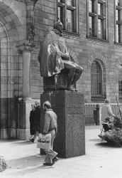 2005-10090 Voor het stadhuis staat het standbeeld Hugo de Groot vervaardigd door de beeldhouwer Auke Hettema.