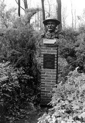 2005-10235 In het Park staat de portretbuste van Baden Powell vervaardigd naar een ontwerp van de beeldhouwer W.A. Verbon.