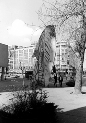 2005-10297 Op de Weena bij westhoek van het Kruisplein staat het uit beton bestaande beeld getiteld Sylvette van de ...