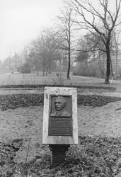 2005-10400 In het rosarium van het Plaswijckpark staat een gedenkteken ter nagedachtenis aan F.A. des Tombe, botanicus. ...