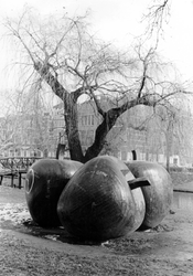 2005-10402 Op de Heemraadssingel staan houten appels vervaardigd door de kunstenaar Kees Franse. De kunstobjecten zijn ...