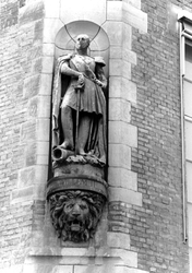 2005-10469 Beeld van Koning Willem II aan zij-achtergevel van het voormalig bankgebouw aan de Gapersteeg en de ...