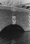 2005-10489 De Statensingel ter hoogte van de Dresselhuysbrug met brugversiering een beeldje voorstellende het hoofd van ...