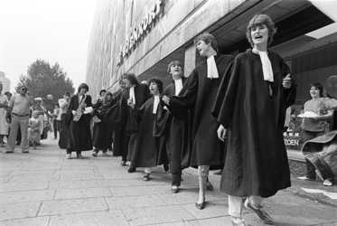 2005-10844 Op de Van Oldenbarneveltstraat ter hoogte van het warenhuis de Bijenkorf protesteren advocaten tegen de ...
