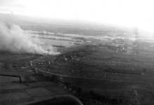 2005-1086 Luchtopname van de Waalhaven en van Charlois. Op de voorgrond de brandende gebouwen van Vliegveld Waalhaven ...