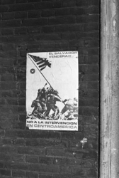 2005-10875 Affiche aan muur van het Poortgebouw met protest tegen interventie van de Verenigde Staten in El Salvador.