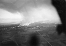 2005-1091 Luchtopname van Rotterdam (genomen vanuit een Duits vliegtuig) in de meidagen van 1940. Rookwolken stijgen op ...