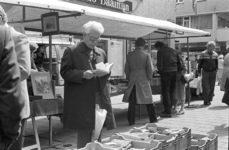 2005-10940 In de Wijde Kerkstraat wordt een boekenmarkt gehouden. Op de achtergrond de Hoogstraat met o.a. Snoek's ...