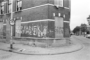 2005-10974 Slooppanden op de hoek van Snellemanstraat en Tollensstraat. Op de achtergrond de Jacob Catsstraat en ...