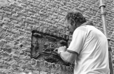 2005-11106-EN-11107 Delfshaven:Van boven naar beneden:-11106: Restauratie van gevelsteen aan muur van ...