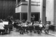 2005-11160 Muziekuitvoering. In de Doelen is een repetitie van het Rijnmond Jeugd Kamerorkest o.l.v. dirigent James Conlon.