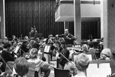 2005-11162 Muziekuitvoering. In de Doelen repeteert het Rijnmond Jeugd Kamerorkest o.l.v. altviolist Joseph Schebal.