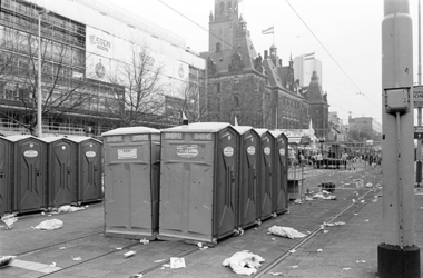 2005-11191 De Coolsingel ter hoogte van verplaatsbare toiletten, geplaatst tijdens de Marathon Rotterdam.