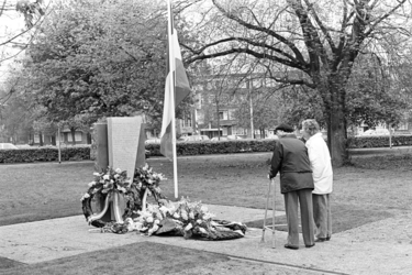 2005-11198 Op de Statenweg staat het monument ter herinnering aan het bombardement op de stad Rotterdam op 14 mei 1940.