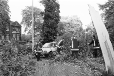2005-11206 In de Parklaan zijn bomen op auto's gevallen, als gevolg van stormschade.
