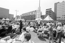 2005-11276 Op het Schouwburgplein is een landelijke bijeenkomst om te protesteren tegen de huurverhoging.