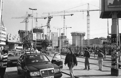 2005-11287 Het Stationsplein. Op de achtergrond de bouw van flatgebouwen en kantoorgebouwen aan het Weena.