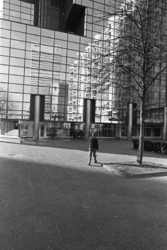 2005-11310 Het Weena ter hoogte van een kantoorgebouw met weerspiegeling van het Shell gebouw en een flatgebouw.
