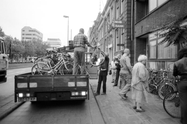 2005-11368 Op de Schiekade is er actie van de Roteb om fietsen in slechte staat en langdurig op straat te hebben ...