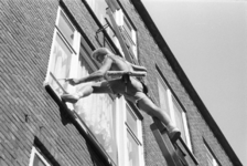 2005-11370 Glazenwasser aan het werk aan een raam van pand in de Teilingerstraat.