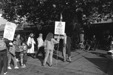 2005-11373 Op de Lijnbaan is een demonstratie tegen overconsumptie.