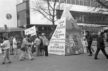 2005-11374 Op het Binnenwegplein is een demonstratie tegen de huurverhoging.