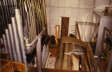 2005-1491 Het gedemonteerde orgel in opslag in het bejaardetehuis De Hofstee aan de President Rooseveltweg. Dit orgel ...