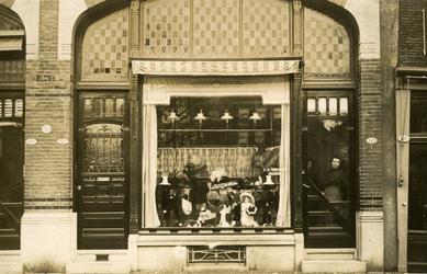 2005-1533 Exterieur van de hoedenwinkel van C.R. Verdoes aan de Goudsesingel 121.