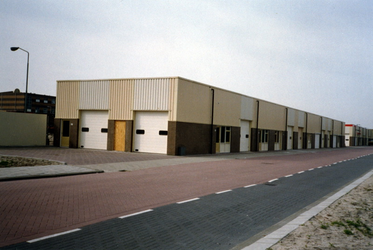 2005-1632 Exterieur van bedrijfspanden in Aluminumstraat.