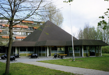 2005-1646 De Grote Hagen met exterieur van verzorgingstehuis Meerweide en Dienstencentrum IJsselmonde.