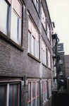 2005-1666 Achtergevel met brandtrap van woningen in voormalig bedrijfspand aan Van Meekerenstraat.