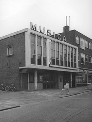 2005-1745 Het wijkgebouw Musica aan De Lugt in Overschie.