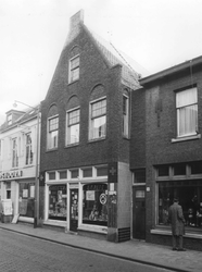 2005-1760 Een winkelpand met daarin een drogisterij aan de Overschiese Dorpsstraat 16-18.