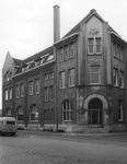 2005-1775 Het kantoor en stationsgebouw van de R.T.M. aan de Rosestraat 3. Rechts de Entrepôtstraat.