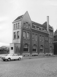 2005-1776 Het kantoor en stationsgebouw van de R.T.M. aan de Rosestraat 3.