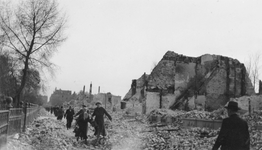 2005-321-2 Gezicht op de door het Duitse bombardement van 14 mei 1940 getrofffen omgeving van de Plantageweg. Als ...