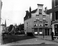 2005-5084 De Eenhoornstraat uit oostelijke richting gezien. Rechts bij de Herderstraat. Op de achtergrond de Zalmhaven ...