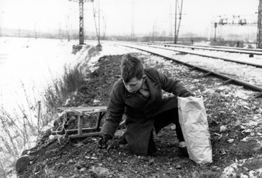 2005-5276 Schaarste van brandstof tijdens de Tweede Wereldoorlog. Kolen zoeken langs de spoorlijn t.h.v. de ...