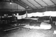 2005-5367 Een vliegende bom. Een VI, van de Duitsers, tentooongesteld in eeen tent van de H.A.R.K. op de Coolsingel.