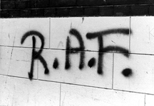 2005-5391 Graffiti van ' Rote Armee Fraction ' op muur van een kraakpand aan de Provenierssingel.