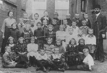 2005-5667 Schoolkinderen uit de derde klas van de lagere school van de Benthemdwarsstraat. Met het schoolhoofd ...